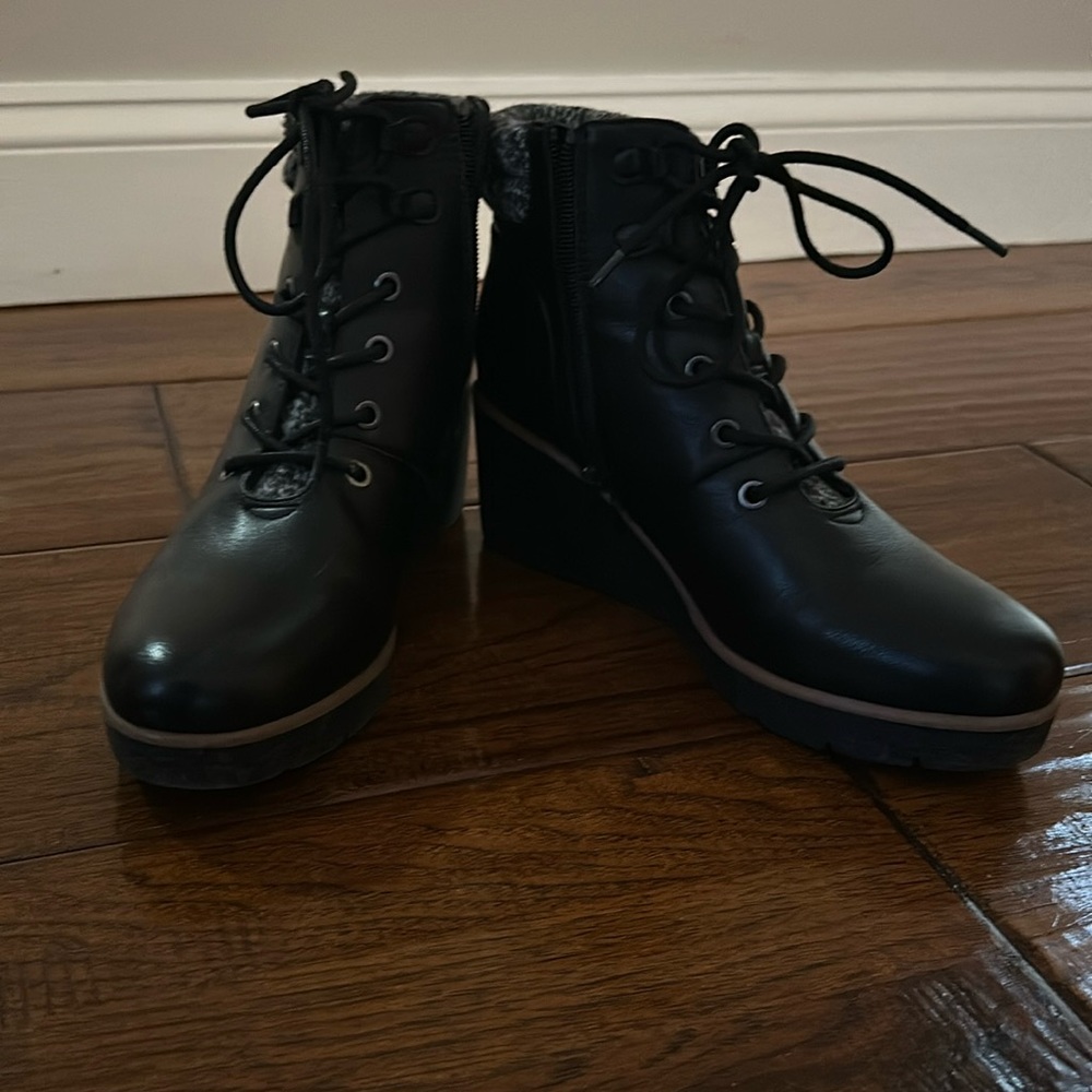 Wedge boots; black; side zipper